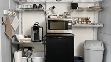 KylskÄp, mikrovÄgsugn, kaffe- och tebryggare och grytor/köksredskap