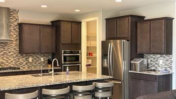 Een koelkast, een magnetron, een oven, een kookplaat