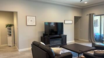 Een smart-tv en een open haard