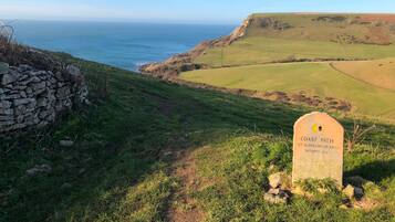 Un point de vue situé sur la côte, avec un mur de pierre et un panneau indiquant qu’on se trouve à St Aldhelm’s Head.