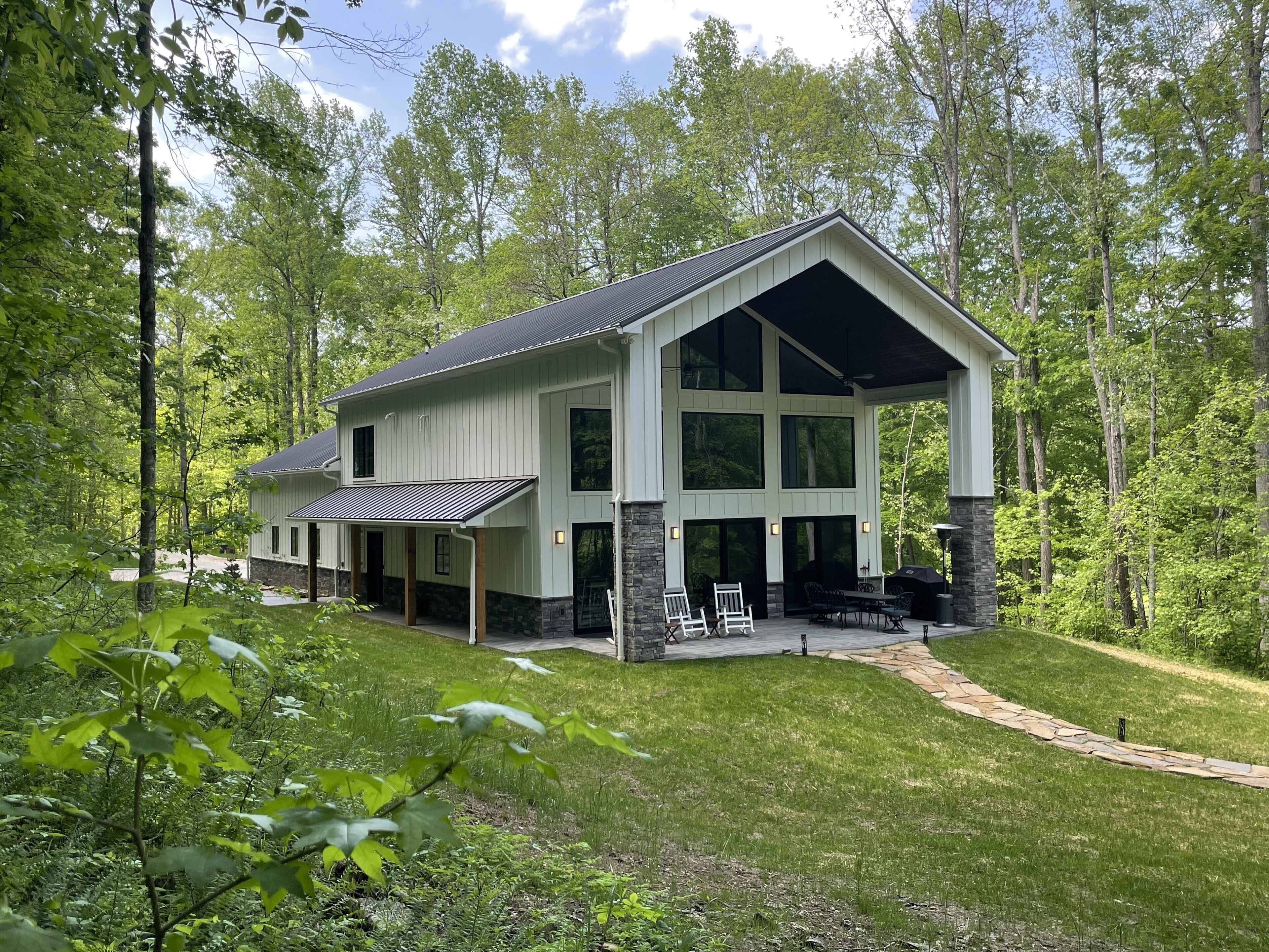 New Lake House getaway with all modern comforts and peaceful seclusion