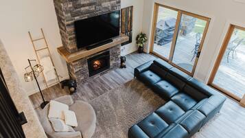 Smart TV, fireplace, stereo