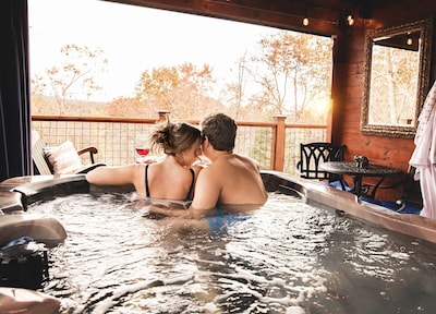 Adults-only Mountain Retreat! Anniversary, Honeymoon, Romantic Getaways.
