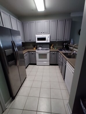 Microwave, oven, stovetop, dishwasher - Gorgeous Quiet 2 Bedroom Condo on Golf Course (Calabash)