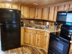 Fridge, microwave, oven, stovetop - Hickory: Sleep 5, Tiny Cabin, Pets, Near Park/Lake (Broken Bow)