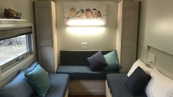 1 sovrum, internet och sÀngklÀder