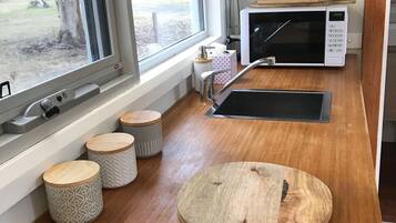 Frigorífico, microondas, placa de cocina y hervidor eléctrico