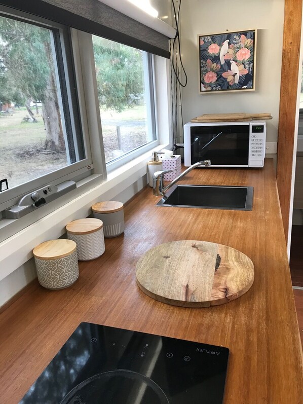 Réfrigérateur, four à micro-ondes, surface de cuisson