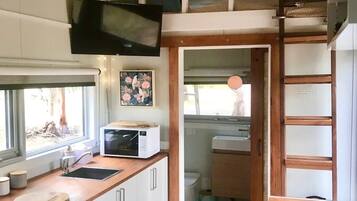 Frigorífico, microondas, placa de cocina y hervidor eléctrico