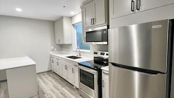 Single Room, Kitchenette | Desk, laptop workspace, free WiFi, bed sheets