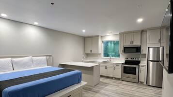 Single Room, Kitchenette | Meja, ruang kerja komputer riba, Wi-fi percuma, cadar katil