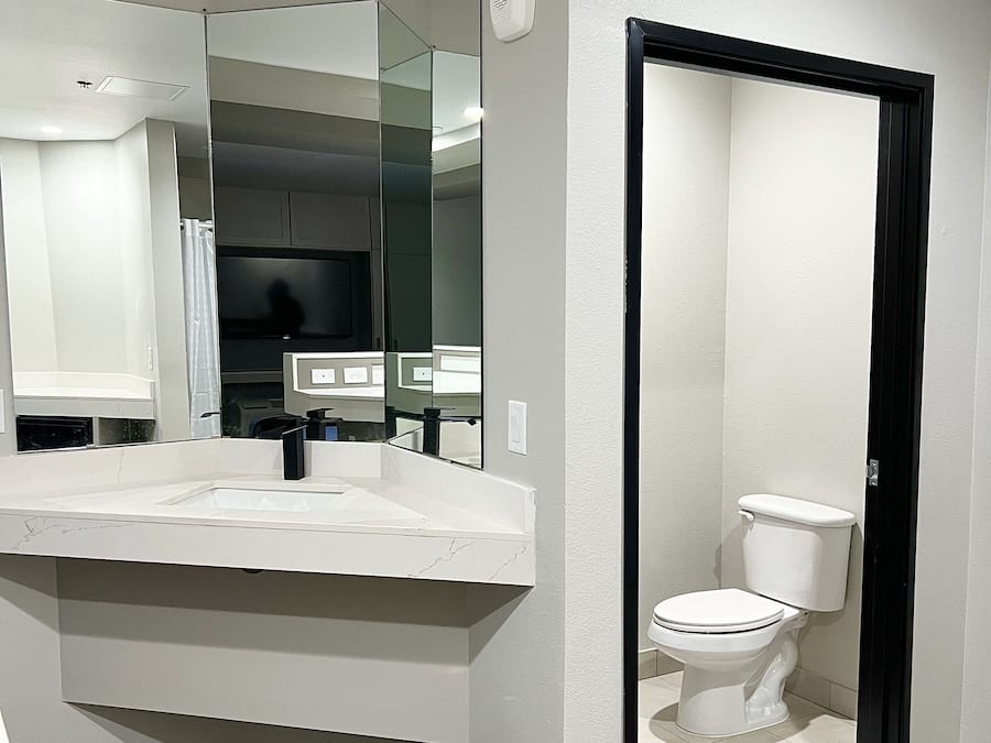 Enkeltværelse | Badeværelse | Brusehoved med hydromassage, gratis toiletartikler, hårtørrer
