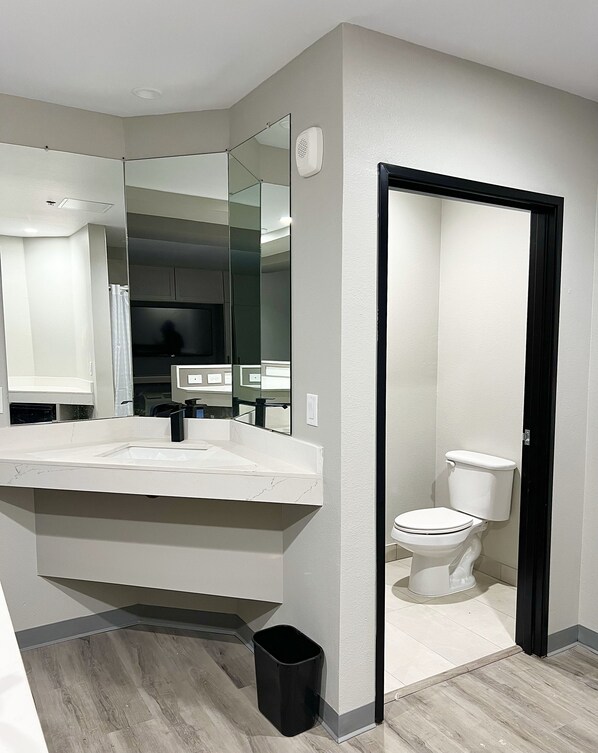 Habitación individual | Baño | Regadera con hidromasaje y amenidades de baño gratuitas 