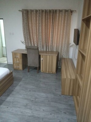 Egyptian cotton sheets, premium bedding, memory foam beds, desk - Sky Suites Ikeja (Lagos)