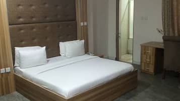 Deluxe Room | Egyptian cotton sheets, premium bedding, memory foam beds, desk
