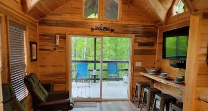 Juniper: Sleep 5, Tiny Cabin, Pets, Near Park/Lake