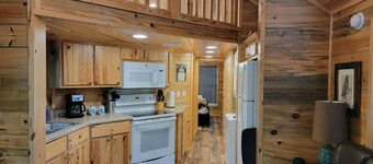 Juniper: Sleep 5, Tiny Cabin, Pets, Near Park/Lake