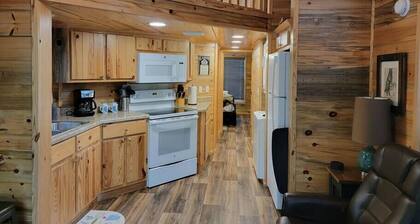 Juniper: Sleep 5, Tiny Cabin, Pets, Near Park/Lake