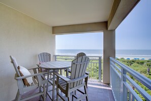 Outdoor dining - Unique and sophisticated 2 bed/2 bath oceanfront condo (Kiawah Island)
