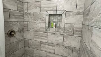 Douche, sèche-cheveux, serviettes fournies, papier toilette