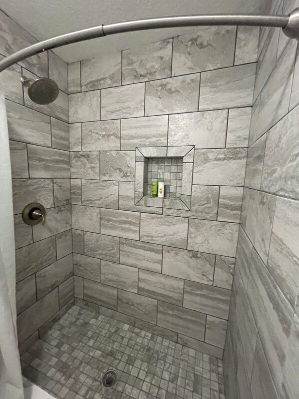 Dusche, Haartrockner, Handtücher, Toilettenpapier