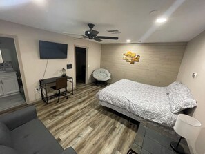 1 室のベッドルーム、デスク、旅行用ベビーベッド、WiFi (無料)