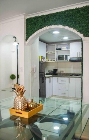 Kühlschrank, Ofen, Herdplatte, Wasserkocher mit Kaffee-/Teezubehör