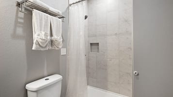 Baignoire à remous, séchoir à cheveux, serviettes fournies, savon