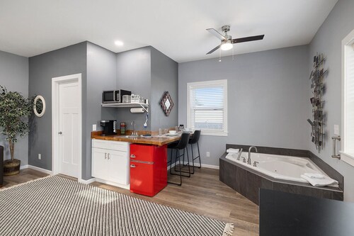 Gorgeous Huge Studio Condo with In Room Jacuzzi Tub