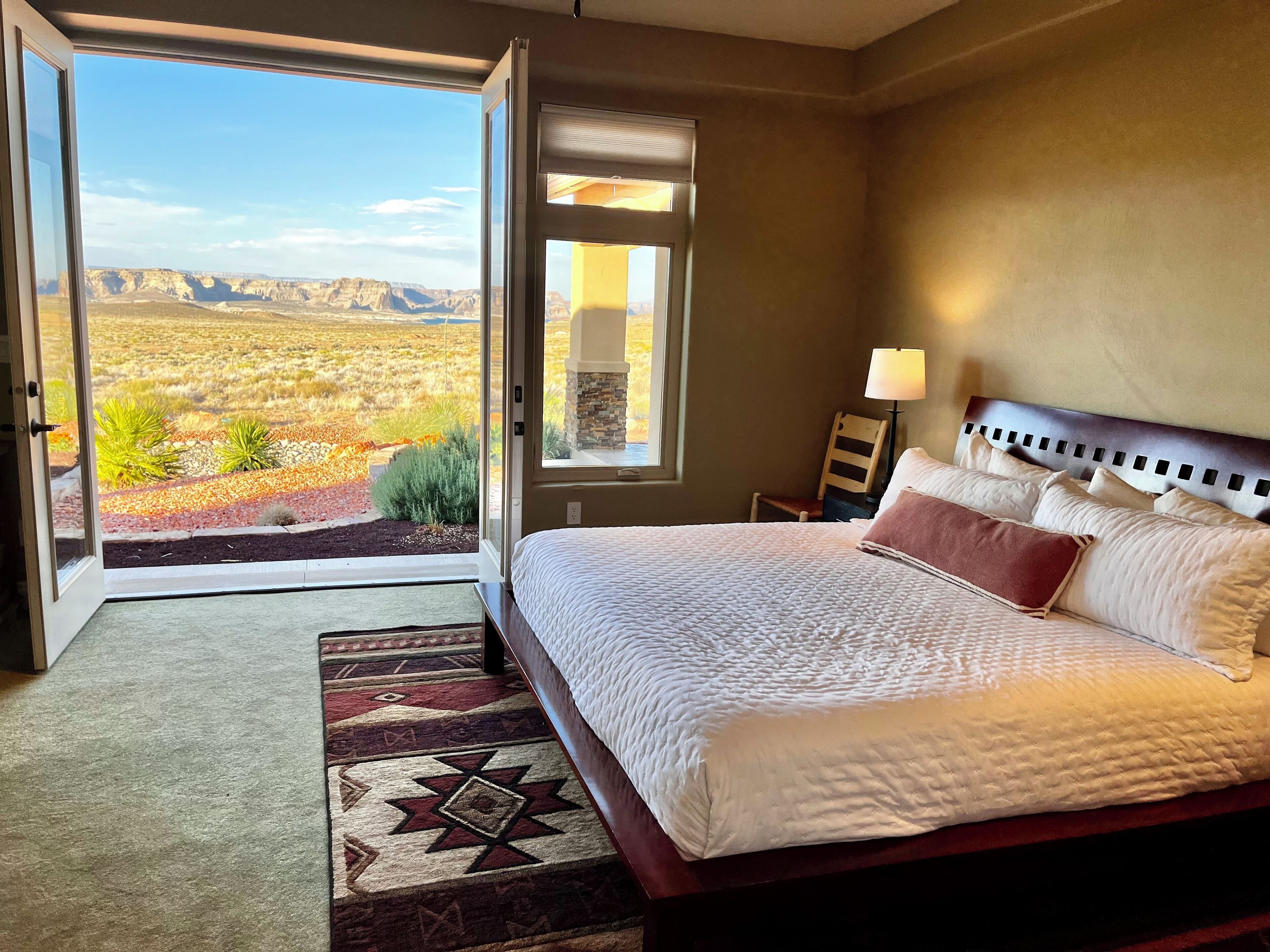 4 chambres, bureau, fer et planche à repasser, lit parapluie