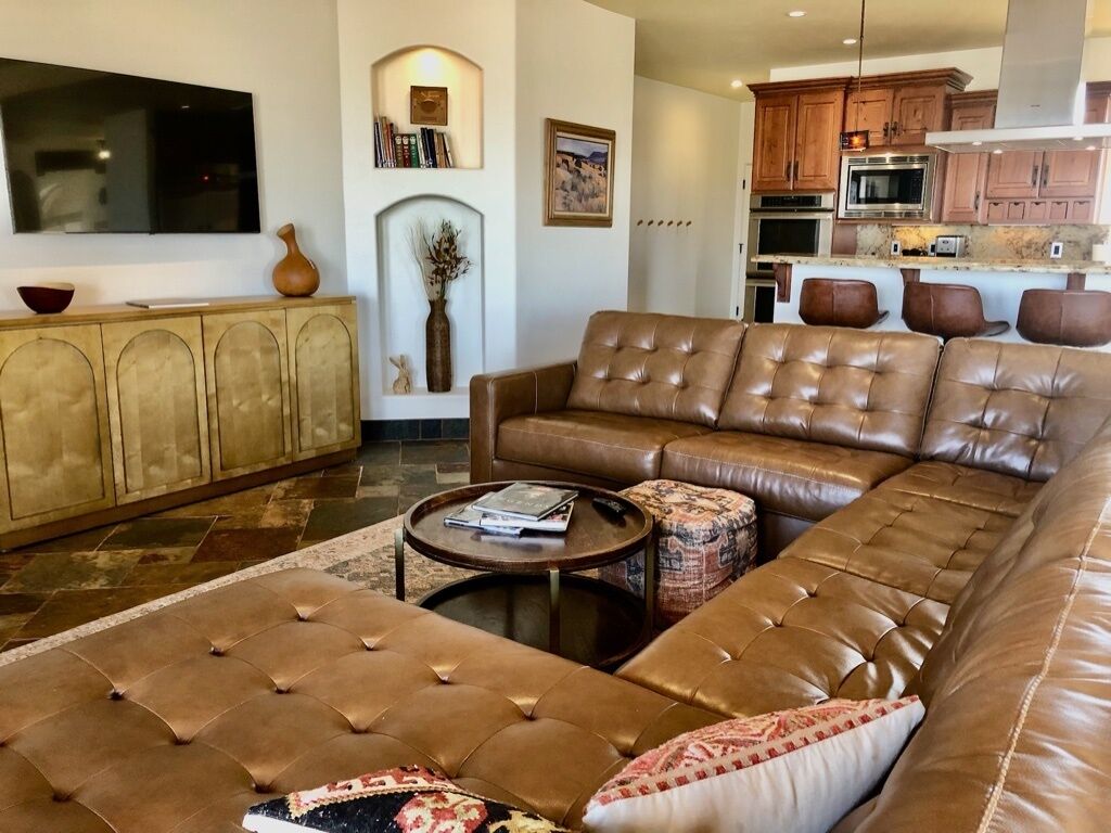 Smart TV, fireplace, ping pong, books