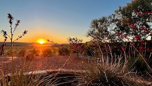 A sunset view with a clear sky, a distant mountain, and a variety of desert vegetation. - Luxury Near Lake Powell & Antelope Canyon: Hot Tub, Views & EV Charger (Page)