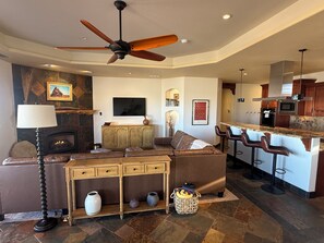 تلفزيون ذكي، مدفأة، تنس طاولة، كُتُب