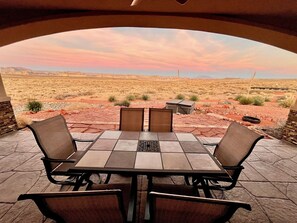 Outdoor dining - Luxury Near Lake Powell & Antelope Canyon: Hot Tub, Views & EV Charger (Page)