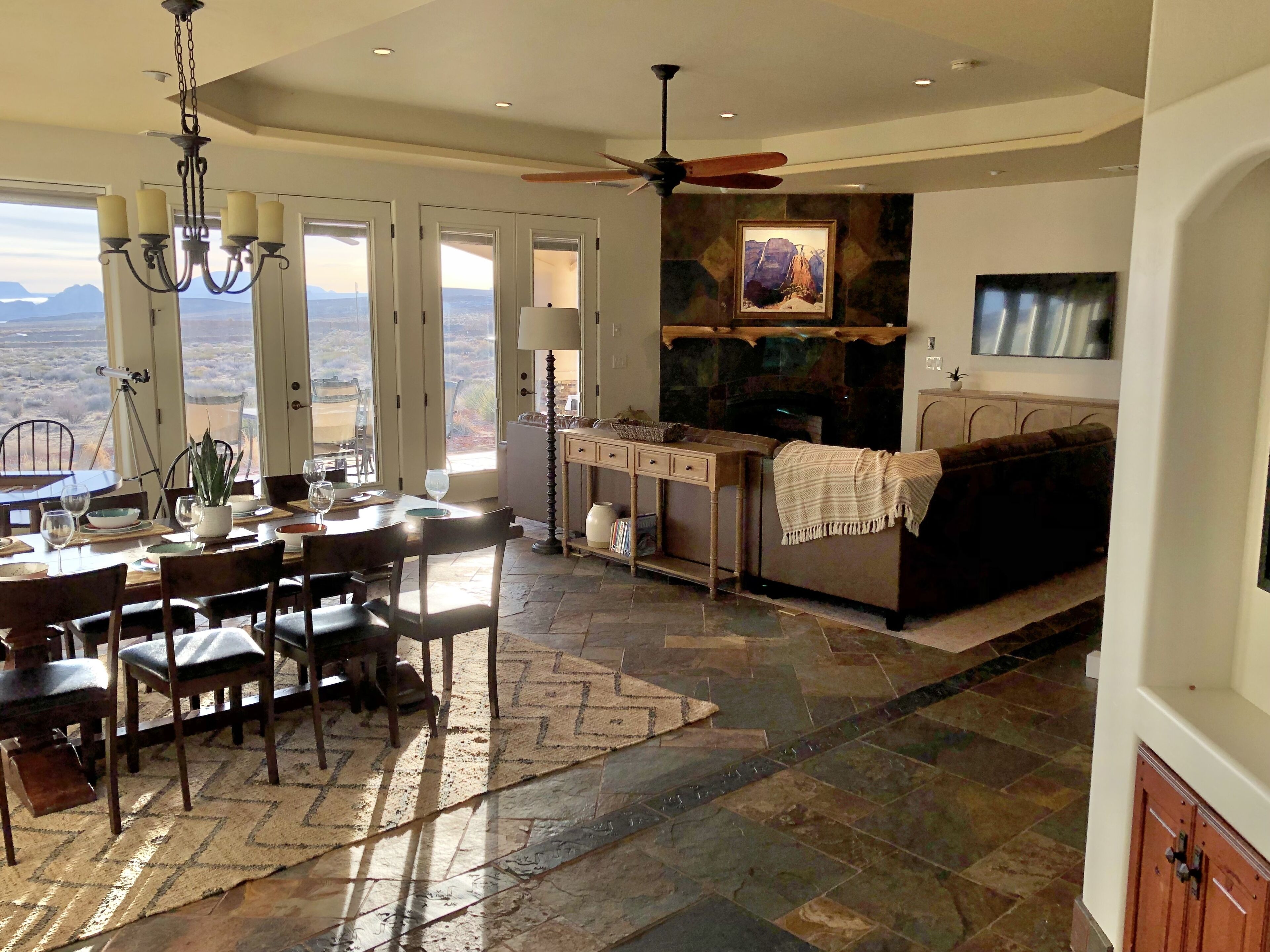 TV connectée, cheminée, table de tennis de table, livres