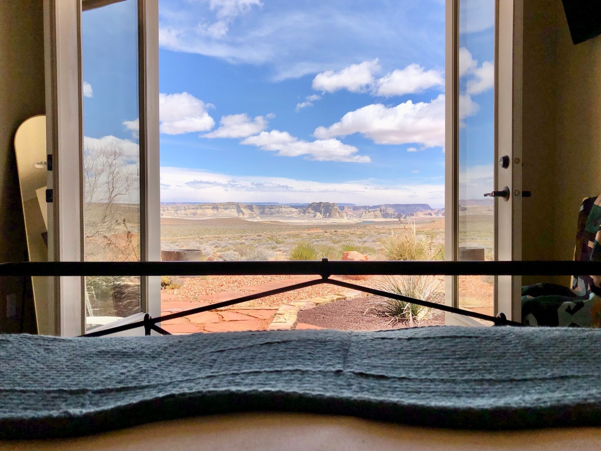 4 chambres, bureau, fer et planche à repasser, lit parapluie
