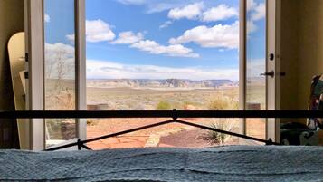 4 soverom, skrivebord, strykejern/-brett og reiseseng for barn