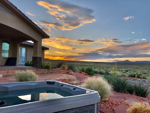 Inspiring views! Luxury, Serenity, Hot tub, Lake Powell, Antelope,EV Chg