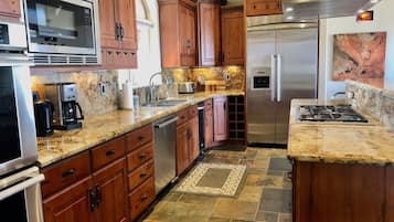 Geladeira, micro-ondas, fogão, cooktop
