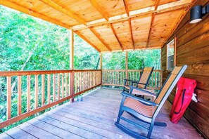 Terrace/patio - Acorn: Sleeps 4, Tiny Cabin, Pets, Near Park/Lake (Broken Bow)