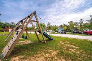 Children’s area - Acorn: Sleeps 4, Tiny Cabin, Pets, Near Park/Lake (Broken Bow)