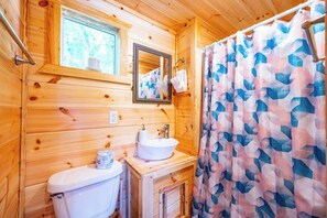 Een douche, een haardroger, handdoeken