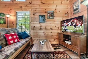 Interior - Gatlinburg~Hottub~WiFi~Pool Table~Arts~Ripleys! (Gatlinburg)