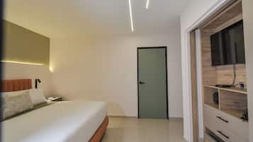 Cassaforte in camera, una scrivania, postazione laptop, tende oscuranti