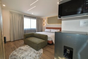 Junior studio suite | Een kluis op de kamer, een bureau, een laptopwerkplek