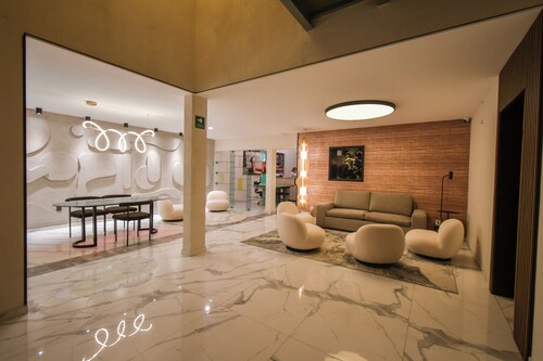 Expo Satelite 2750 Hotel & Suites