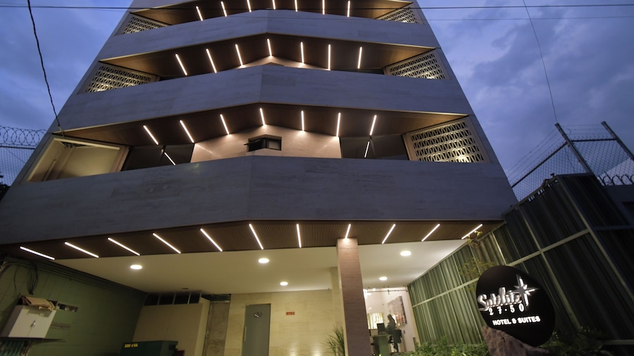 Expo Satelite 2750 Hotel & Suites