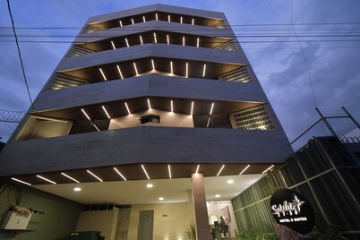 Expo Satelite 2750 酒店及套房