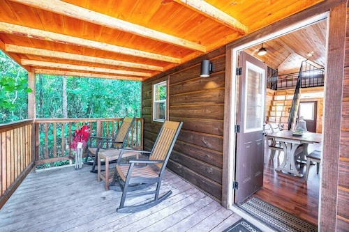Walnut: Sleep 4, Tiny Cabin, Pets, Near Park/Lake