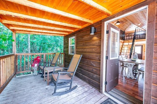 Walnut: Sleep 4, Tiny Cabin, Pets, Near Park/Lake